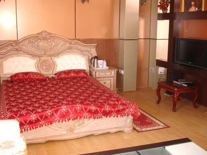 Hotel Crystal Palace Данаулти Екстериор снимка