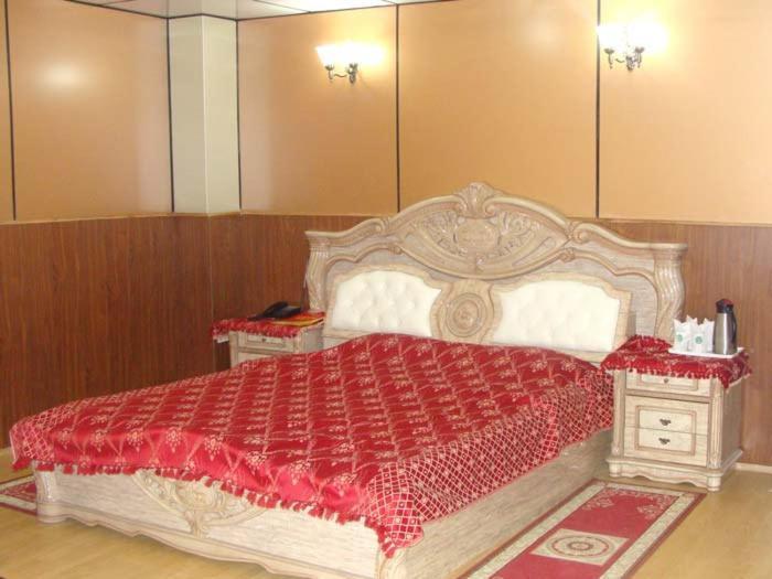 Hotel Crystal Palace Данаулти Екстериор снимка
